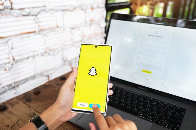 Snapchat Introduces My AI: A Chatbot That Learns From You - phill.ai